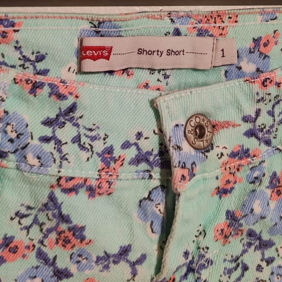 Levi's Shorty Shorts - Picture 3 of 3